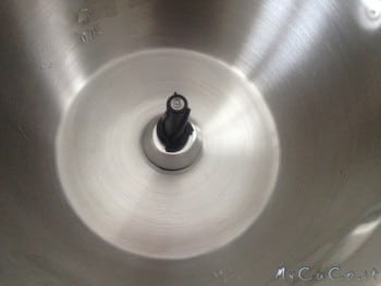 Pentola strapulita dopo la marmellata di arance