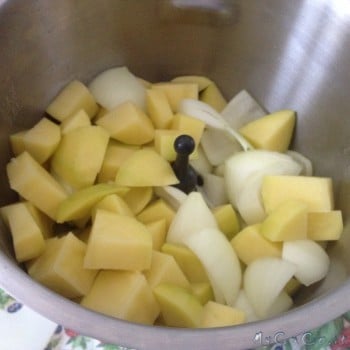 Nella pentola patate e cipolle a pezzi