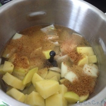 Patate, cipolle, acqua e brodo di carne granulare