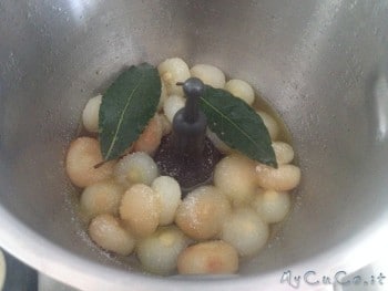 Aggiungete aceto e zucchero