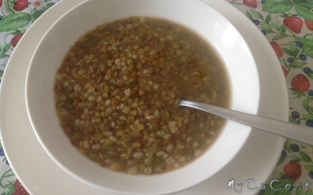 Zuppa fantasia con lenticchie, piselli, farro, orzo, fagioli azuki