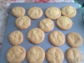 Cookies al cioccolato bianco e mandorle in raffreddamento