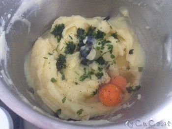 Purè, uova, prezzemolo e aglio nella pentola