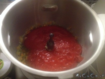 Aggiungere il pomodoro