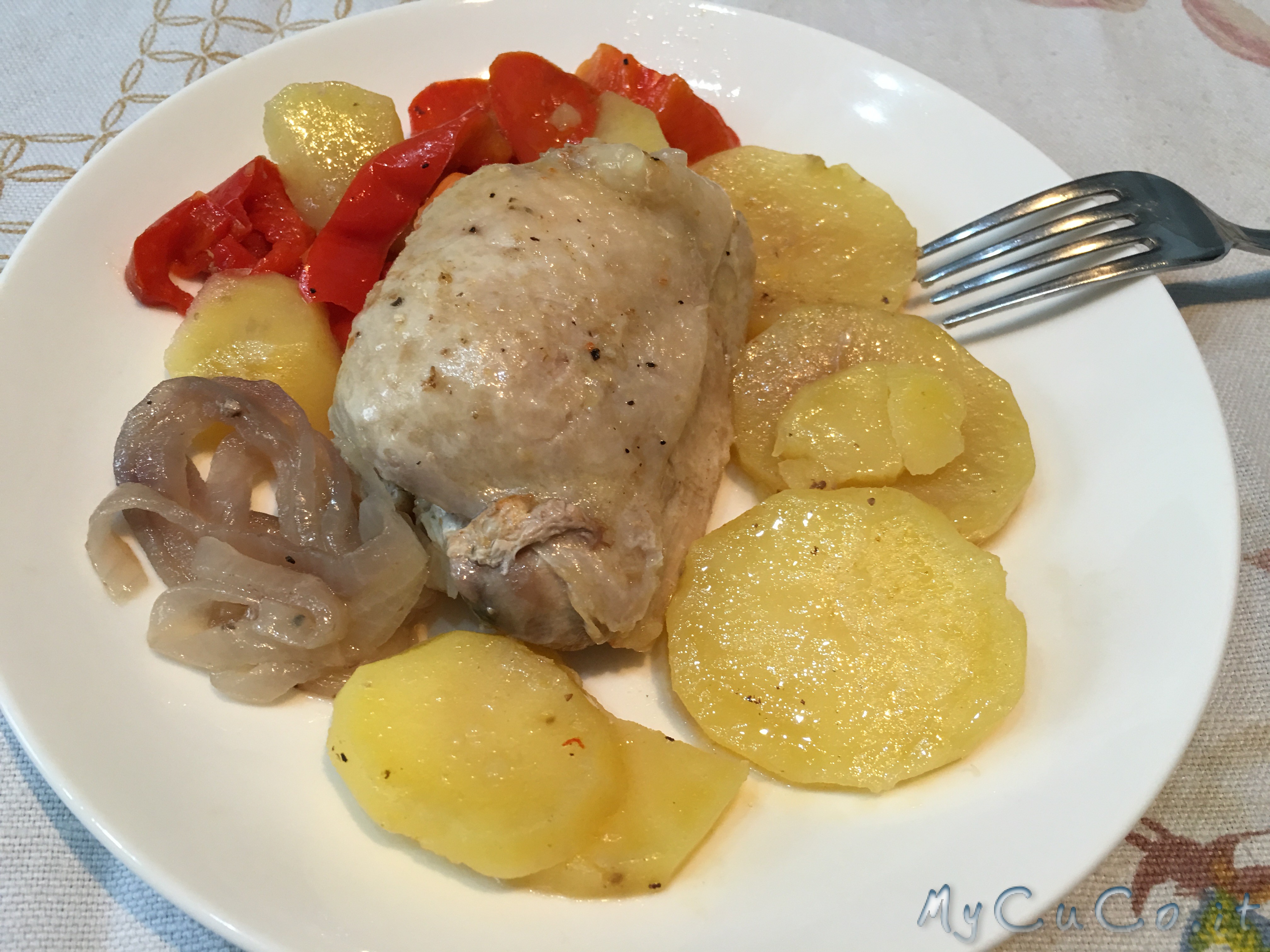 Pollo, patate, peperoni, cipolla