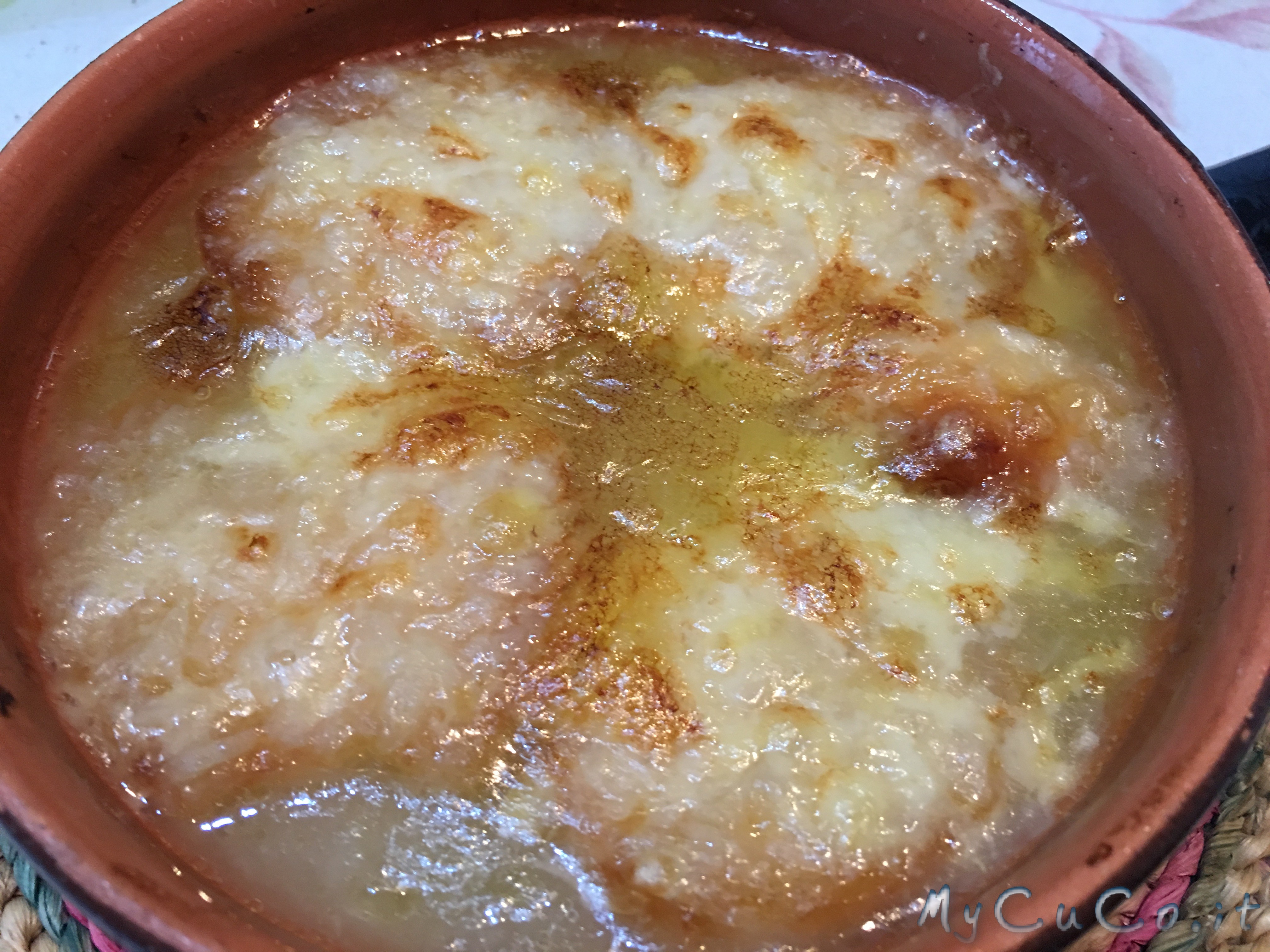 Zuppa di cipolle gratinata