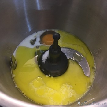Latte, uovo, zucchero, olio