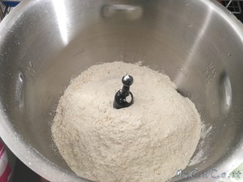Sale, miele, farina, lievito