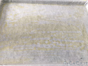 Teglia con carta da forno spennellata d'olio