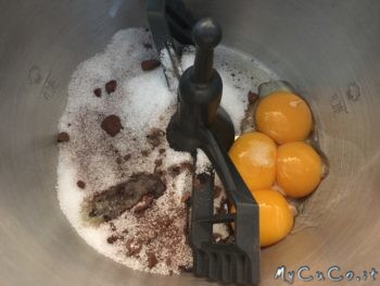 Tuorli, zucchero, cacao, sale e estratto di vaniglia