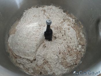Farina e acqua aggiunti al lievitino
