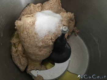 Olio e sale aggiunti all'impasto dei panini integrali