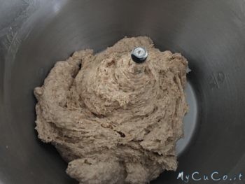 Impasto dei panini integrali pronto per lievitare