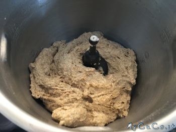Impasto dei panini integrali pronto per lievitare