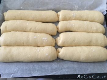 Panini da hot dog pronti da infornare