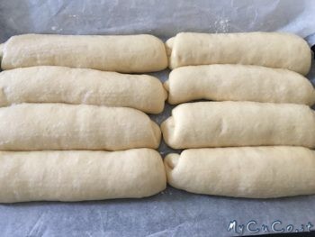Panini per hot dog pronti da infornare