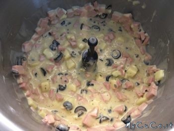 Impasto tortino salato mortadella, formaggio e olive