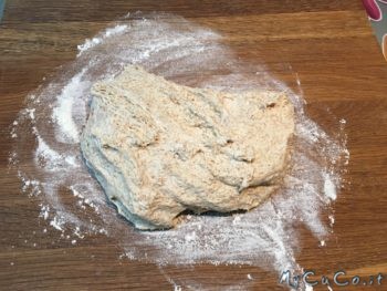 Impasto delle focaccine lievitato sulla spianatoia