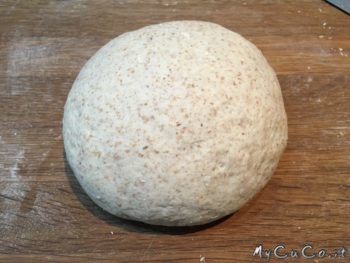 Impasto delle focaccine lievitato pronto per la pezzatura