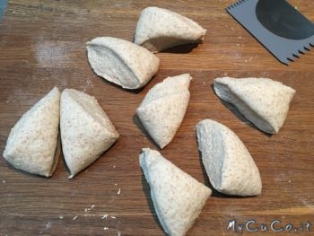 Impasto delle focaccine diviso in parti