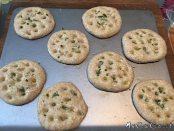 Focaccina semi integrale con latte di soia pronte da infornare