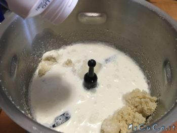 Panna, latte e il restante zucchero