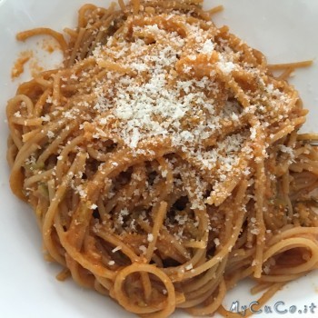 Spaghetti integrali al sugo con zucchine