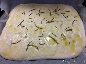 Focaccia al farro pronta da cuocere