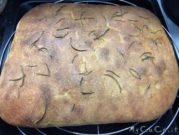 Focaccia la farro appena sfornata