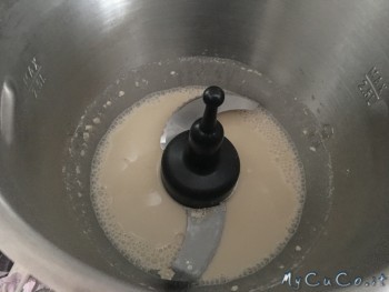 Lievito, acqua e miele mescolati