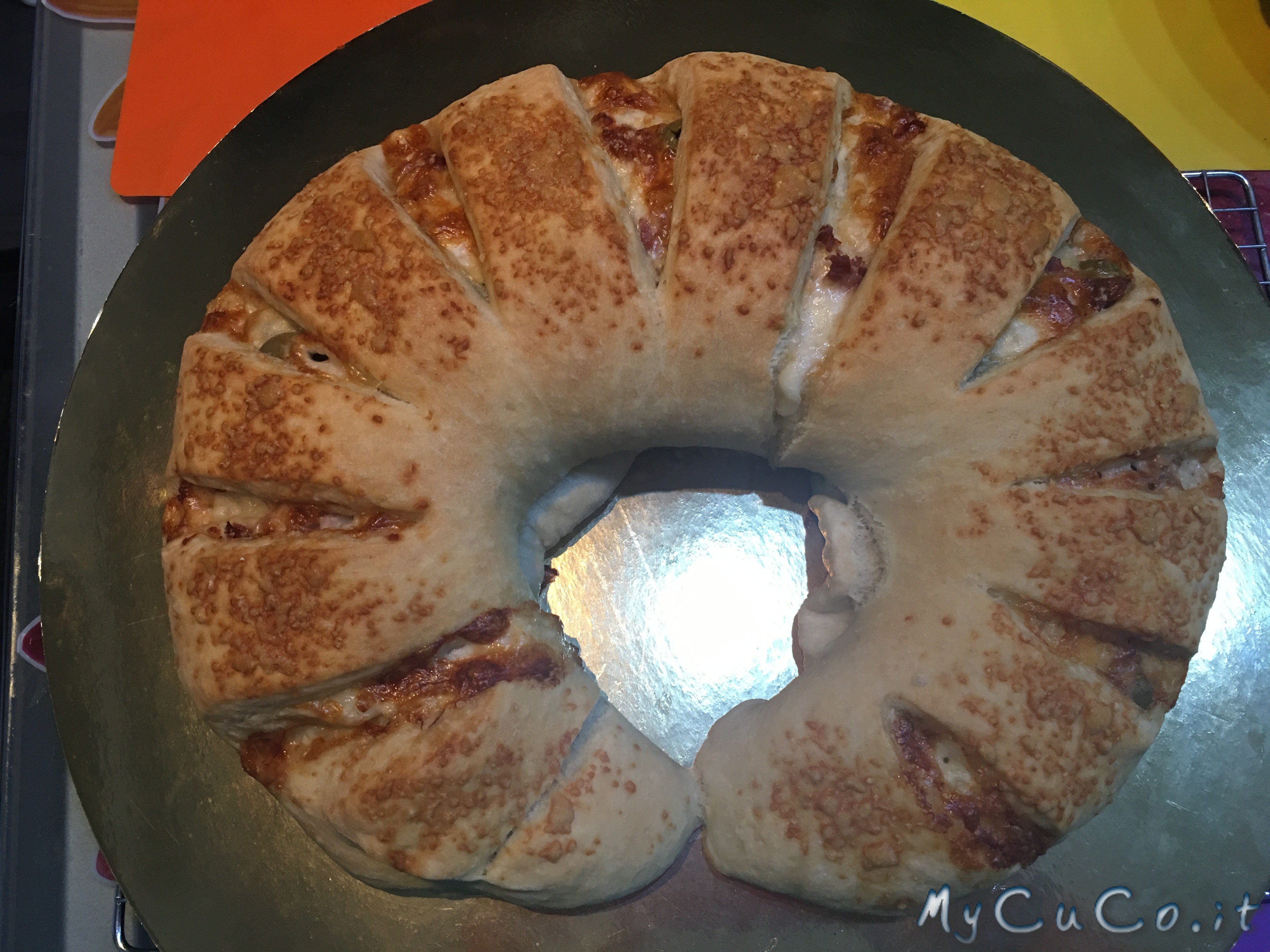 Corona di pane farcito