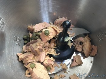 Tonno, capperi, pasta di acciughe