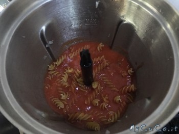 Pasta risottata con Volupta, fusilli al pomodoro con capperi e olive . MyCuCo.it