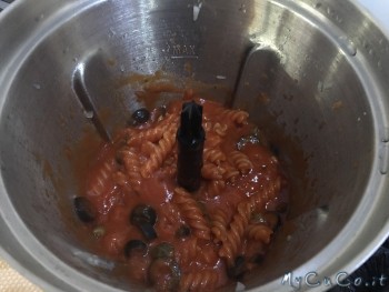 Pasta risottata con Volupta, fusilli al pomodoro con capperi e olive . MyCuCo.it