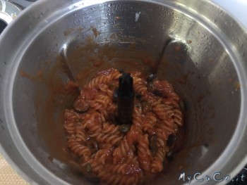 Pasta risottata con Volupta, fusilli al pomodoro con capperi e olive . MyCuCo.it
