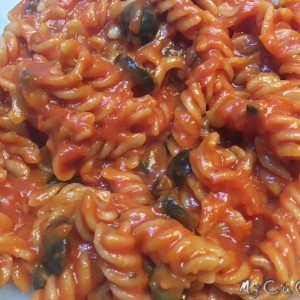 Pasta risottata con Volupta, fusilli al pomodoro con capperi e olive . MyCuCo.it