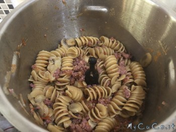 fusilli integrali risottati, con salsiccia e funghi - mycuco.it