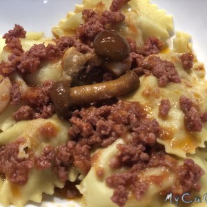 Agnolotti con ragù salsiccia e funghi - mycuco.it