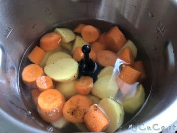 Vellutata carote, patate, cipolla e scalogno col CuCo - mycuco.it