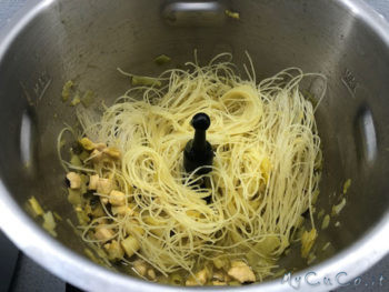 Spaghetti di riso con pollo al curry