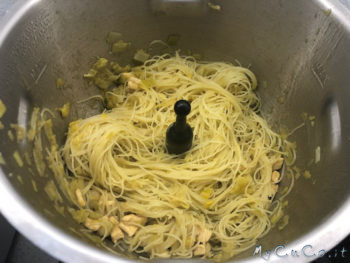 Spaghetti di riso con pollo al curry