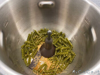 Pasta proteica con pesto di mandorle e olive, pomodorini e basilico - MyCuCo.it