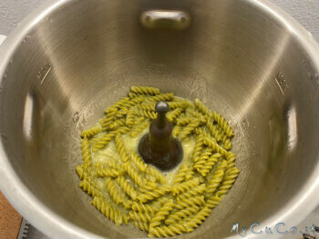 Pasta proteica con pesto di mandorle e olive, pomodorini e basilico - MyCuCo.it